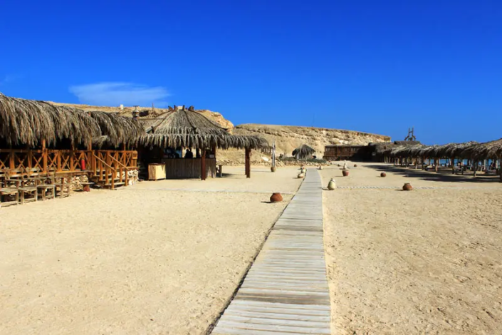 sauberer Strand mit Gehweg Orange-Bay